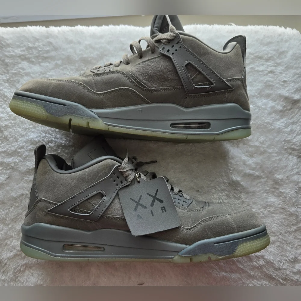 Air Jordan 4 Retro KAWS